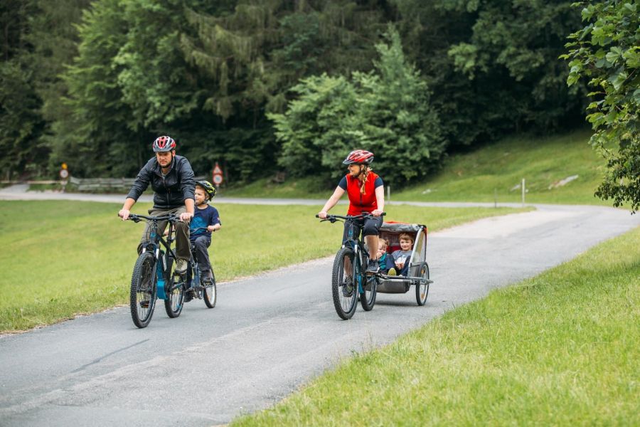 e-mtb-familie-knappnstadl-bearbeitet-1-salzburger-saalachtal-tourismus 30013816838 o