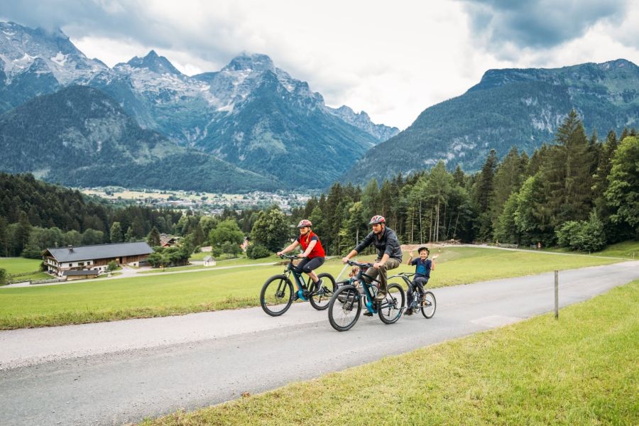 e-mtb-familie-knappnstadl-bearbeitet-2-salzburger-saalachtal-tourismus 42978985415 o