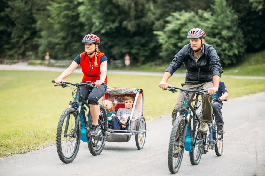 e-mtb-familie-knappnstadl-bearbeitet-3-salzburger-saalachtal-tourismus 43883611481 o